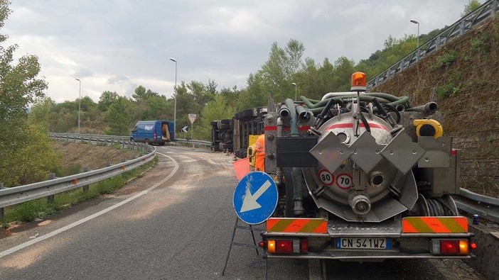 Villanova d'Albenga: rampa per l'Aurelia bis aperta, stasera si spera di procedere con la rimozione del camion