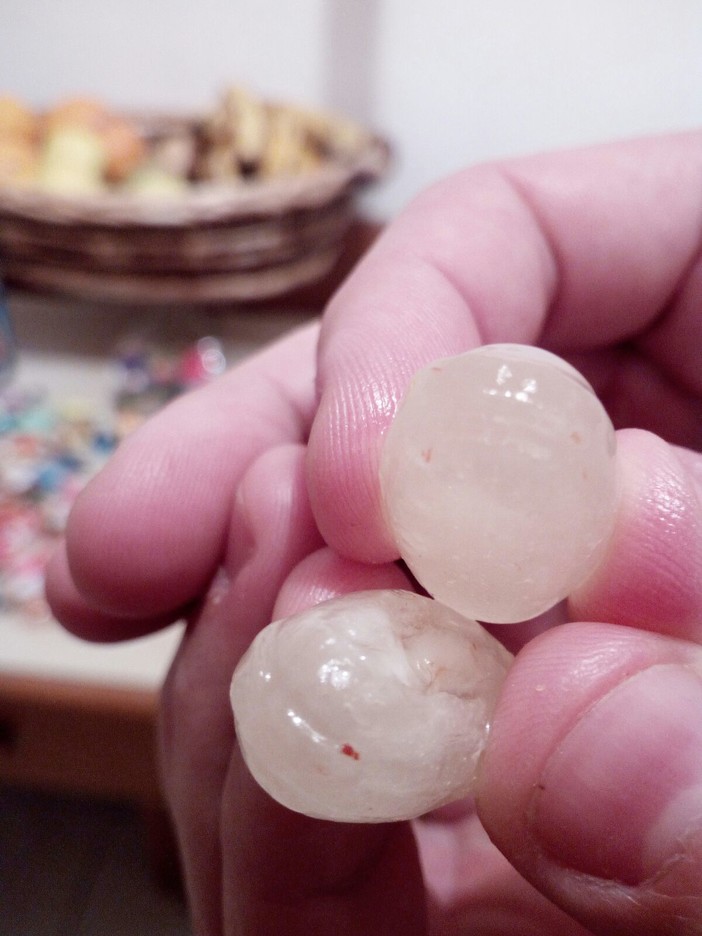 Albenga: caramelle al peperoncino distribuite ai bambini, una mamma: "Faremo denuncia"