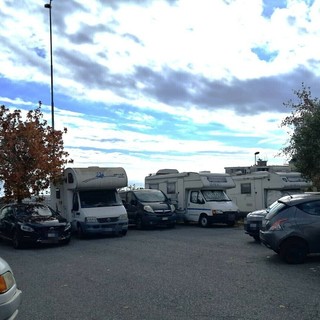 Savona, camper in sosta nel parcheggio dell’ospedale San Paolo, le proteste degli utenti