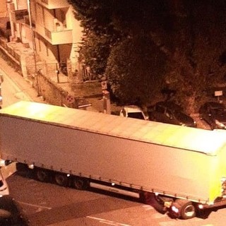 Savona, chiusura notturna della galleria Valloria: disagi alla circolazione dei mezzi pesanti (FOTO)