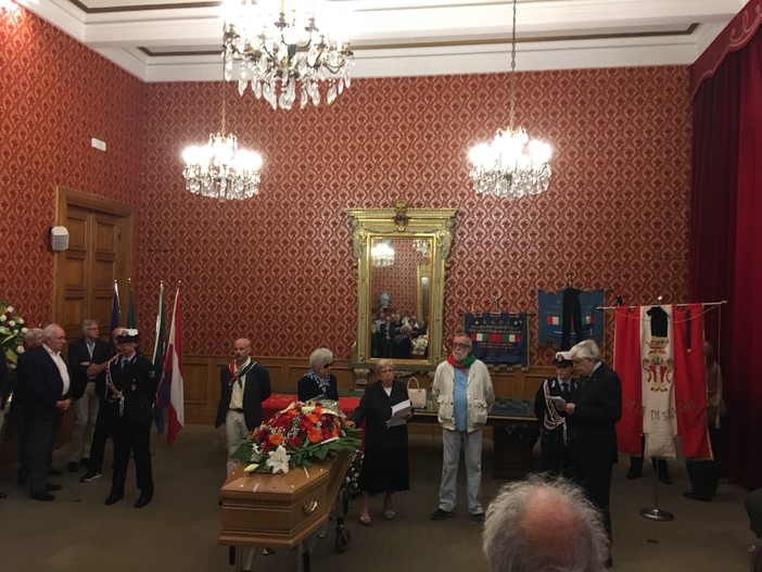 Savona, l’ultimo saluto a Giovanni Urbani nella sua Sala Rossa (FOTO e VIDEO)