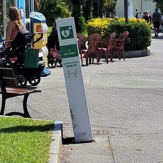 Varazze, danneggiata la colonnina che contiene un defibrillatore in passeggiata