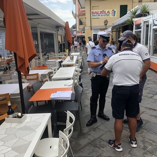 Sequestrati tavolini e sedie a un locale di Alassio: operazione congiunta della polizia locale e della guardia costiera