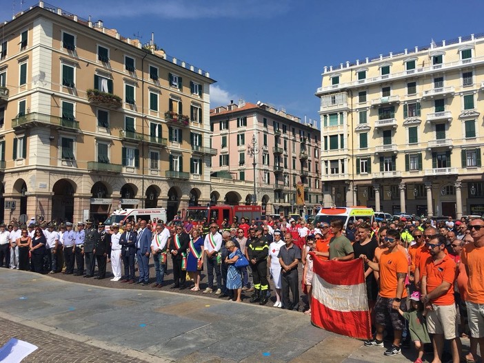 Savona si unisce al cordoglio in piazza Mameli in onore delle vittime del ponte Morandi (FOTO e VIDEO)