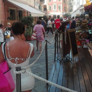 Nella foto: il capannello di curiosi durante l'episodio