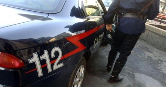 Gli viene chiesto di dargli i gioielli ma chiama il 112 e sventa la truffa del finto carabiniere: un arresto