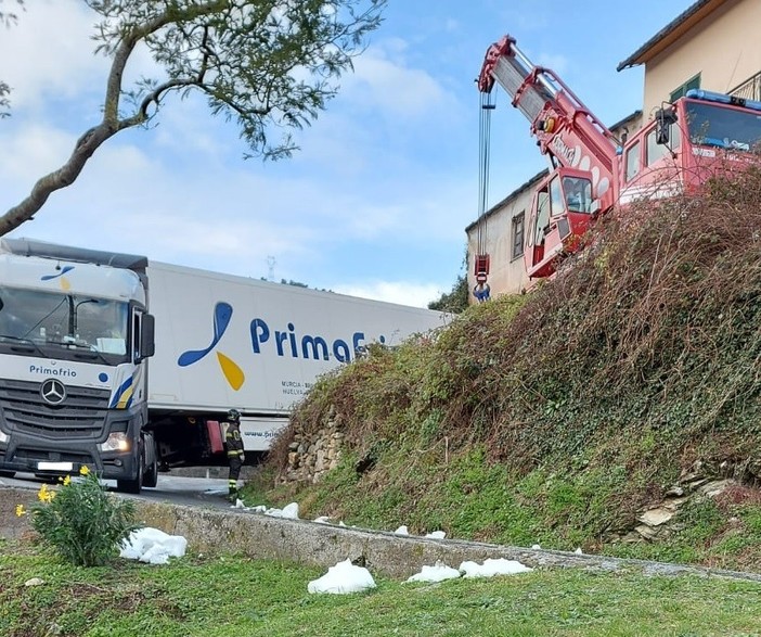 Calice, tir bloccato lungo la strada che da San Rocco a Carbuta scende verso Feglino: vigili del fuoco mobilitati Calice, tir bloccato lungo la strada che da San Rocco a Carbuta scende verso Feglino: vigili del fuoco mobilitati