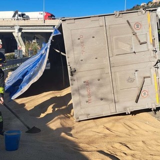 Savona: autocisterna ribaltata sullo svincolo autostradale in direzione Torino: disagi alla circolazione Savona: autocisterna ribaltata sullo svincolo autostradale in direzione Torino: disagi alla circolazione