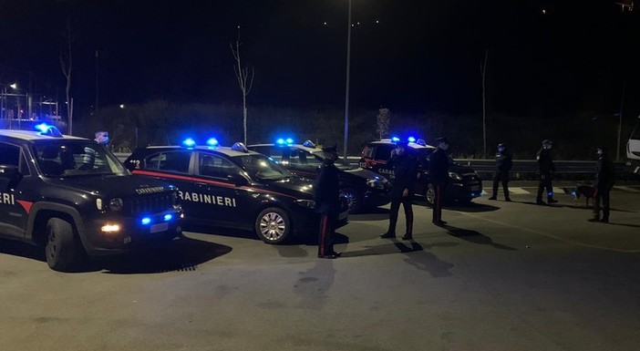 Violenze sulla moglie davanti al figlio minore: 48enne arrestato dai carabinieri a Villanova d'Albenga