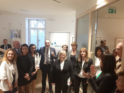 Varazze, inaugurata la nuova filiale Carige, commissario Innocenzi: "Usciremo dalle problematiche, siamo vicini ai clienti" Varazze, inaugurata la nuova filiale Carige, commissario Innocenzi: "Usciremo dalle problematiche, siamo vicini ai clienti"