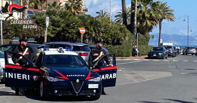 Armati di coltello hanno rapinato una donna a bordo del treno Ventimiglia-Savona: un uomo e una donna arrestati da carabinieri