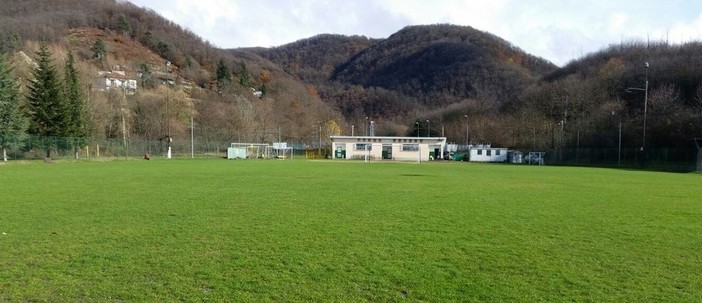 Bragno, nuova recinzione metallica per il campo sportivo dopo i danni dell’alluvione Bragno, nuova recinzione metallica per il campo sportivo dopo i danni dell’alluvione