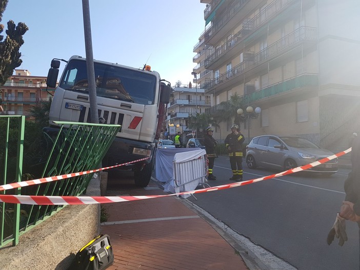 Borghetto: accusa un malore alla guida e finisce fuori strada: muore camionista (FOTO e VIDEO) Borghetto: accusa un malore alla guida e finisce fuori strada: muore camionista (FOTO e VIDEO)