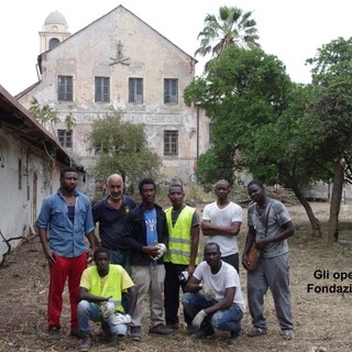 Savona: migranti puliscono l'ex chiesa di San Giacomo