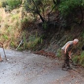 Savona, i residenti di via alla Strà si danno da fare per la pulizia della strada