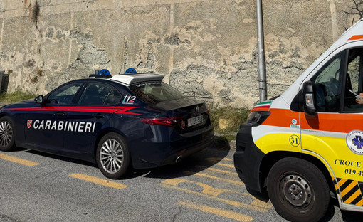 Dramma sfiorato a Savona: anziana salvata dai Carabinieri mentre tenta di lanciarsi dal balcone Dramma sfiorato a Savona: anziana salvata dai Carabinieri mentre tenta di lanciarsi dal balcone