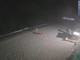 La webcam posizionata sulla spiaggia del Malpasso inquadra sullo sfondo il serpentone di auto in coda intorno alle 23.30 di ieri, 26 giugno