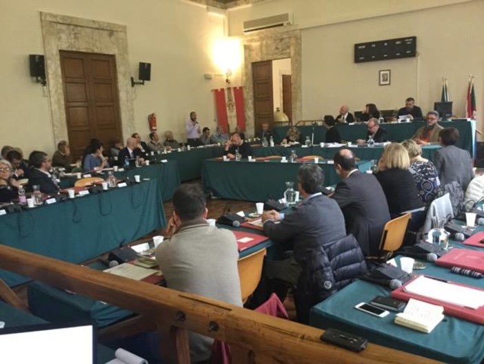 Savona, la maggioranza si scaglia contro la vecchia amministrazione sul caso Cima Montà: "L'agonia di Ata ha un mandante, il centrosinistra, ed un esecutore, la presidenza Viaggi" Savona, la maggioranza si scaglia contro la vecchia amministrazione sul caso Cima Montà: "L'agonia di Ata ha un mandante, il centrosinistra, ed un esecutore, la presidenza Viaggi"