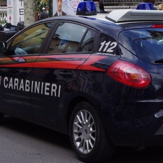 Albenga, tenta di corrompere un dipendente della polizia locale: arrestato dai carabinieri