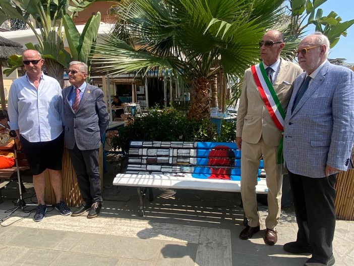 Alassio, inaugurato il restauro della panchina intitolata al Centro Pannunzio, il sindaco: "In ricordo di Chiara Spadoni, il mio cuore è con lei"