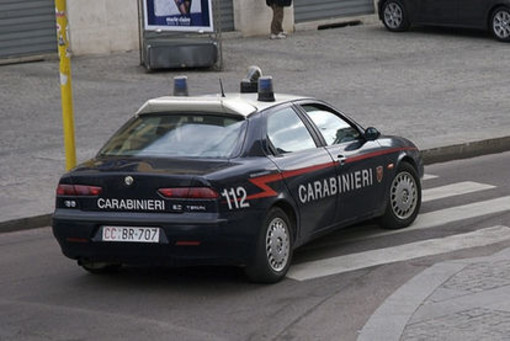 Borgio: donna in escandescenza litiga con tabaccaio, parrucchiera, esercenti e danneggia negozi