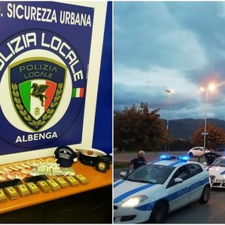 Smantellato traffico di droga ad Albenga, la polizia locale sequestra 1kg e 400 grammi di hashish: due arresti e una denuncia Smantellato traffico di droga ad Albenga, la polizia locale sequestra 1kg e 400 grammi di hashish: due arresti e una denuncia