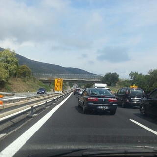 Auto si capotta sulla A10: chilometri di coda tra Orco e Finale, conducente illeso