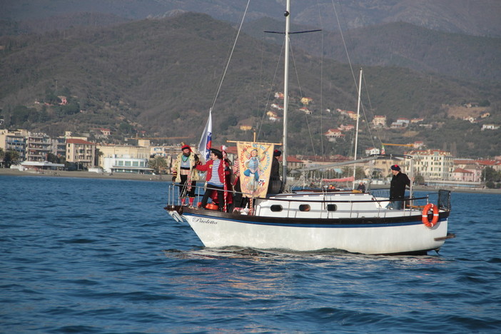 Tanti bambini sulle barche di Assonautica per aprire il Carnevale insieme a Re Cicciolin Tanti bambini sulle barche di Assonautica per aprire il Carnevale insieme a Re Cicciolin
