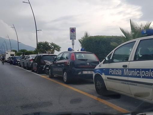 Tende sulla spiaggia, blitz delle Forze dell'Ordine a Laigueglia Tende sulla spiaggia, blitz delle Forze dell'Ordine a Laigueglia