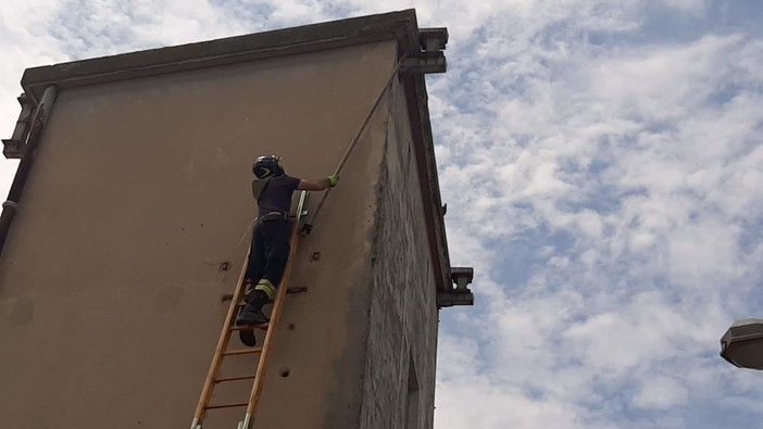Savona, caduta calcinacci in via Massa: sul posto vigili del fuoco e polizia locale (FOTO)