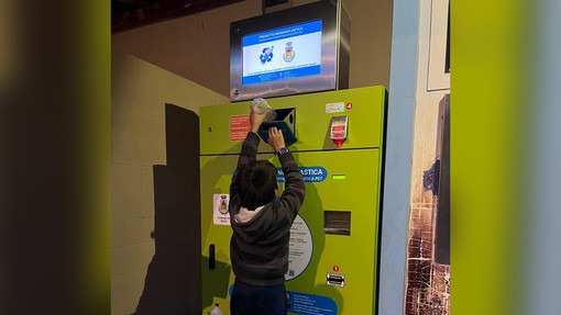 Plastica in cambio di sconti, Dego inaugura il nuovo eco compattatore