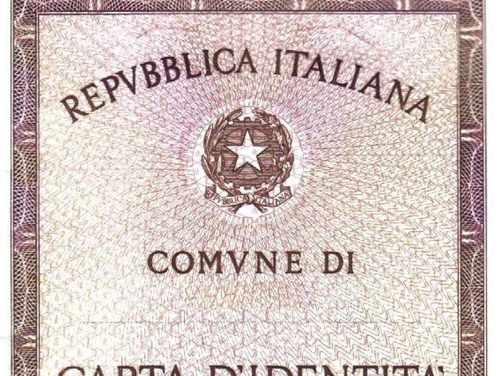 Addio alla carta di identità cartacea: dal 3 agosto 2026 non vale più per l’espatrio