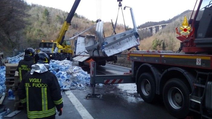 Camion ribaltato sulla Torino-Savona: traffico in tilt (VIDEO) Camion ribaltato sulla Torino-Savona: traffico in tilt (VIDEO)