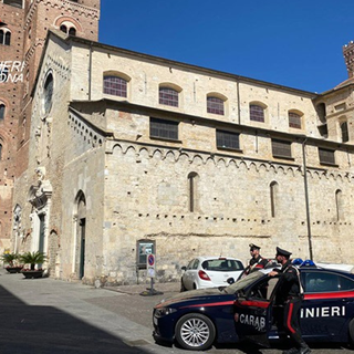Aggredisce due controllori Tpl, i carabinieri lo trovano in possesso di droga e materiale di spaccio: arrestato