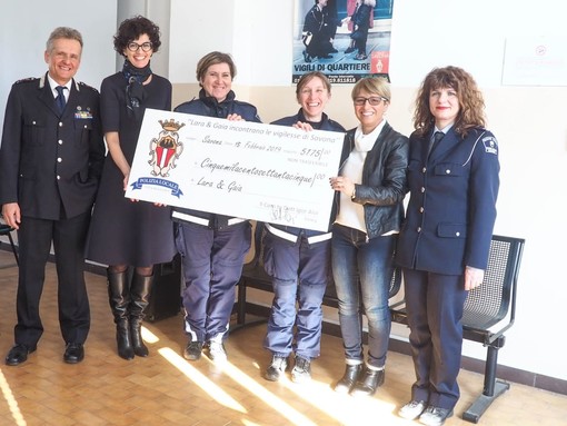Savona, consegnata la somma raccolta dal calendario dei vigili per le gemelline Lara e Gaia