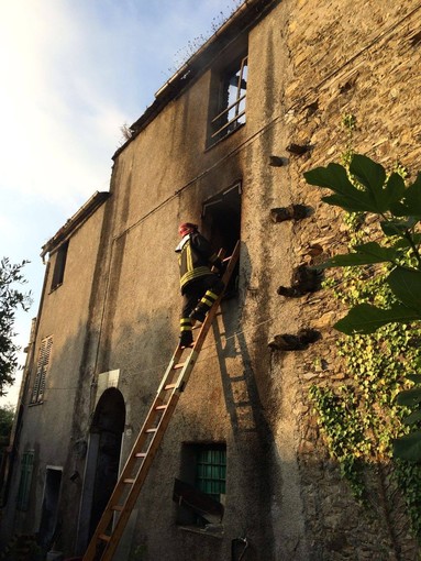 Casa distrutta dalle fiamme a Casanova Lerrone