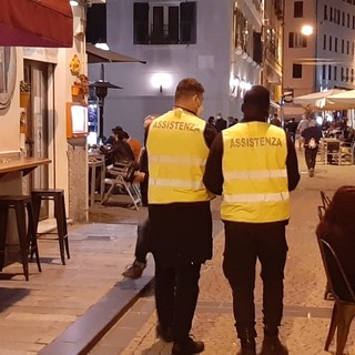 Movida in Darsena, steward e polizia locale al lavoro dopo il "caso assembramenti". Sindaco Caprioglio: "Se le cose non vanno farò un'altra ordinanza" (FOTO E VIDEO)