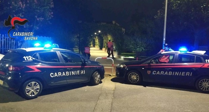 Albenga, 27enne sorpreso dai carabinieri getta la droga dal finestrino dell'auto: arrestato