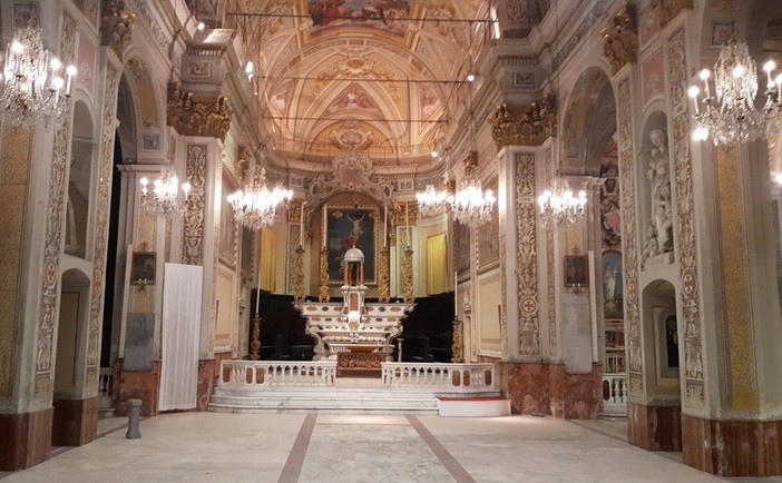 Cairo, nella chiesa di San Lorenzo la benedizione delle penne dei maturandi Cairo, nella chiesa di San Lorenzo la benedizione delle penne dei maturandi
