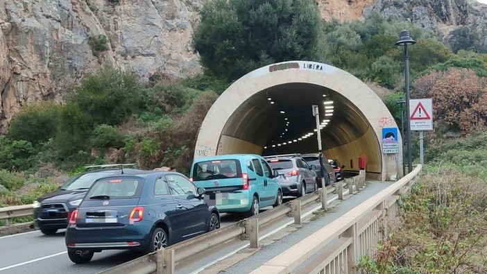 Una delle code sull'Aurelia, da Ponente, in direzione del casello di Finale Ligure Una delle code sull'Aurelia, da Ponente, in direzione del casello di Finale Ligure