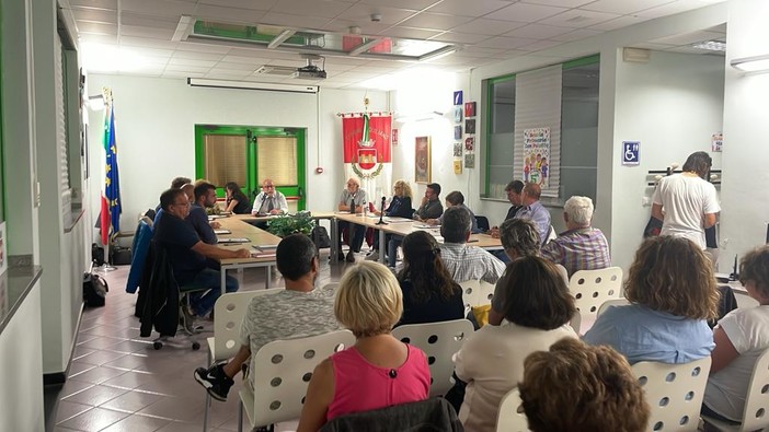 Quiliano, il Consiglio comunale compatto dice "No" al rigassificatore (FOTO) Quiliano, il Consiglio comunale compatto dice "No" al rigassificatore (FOTO)