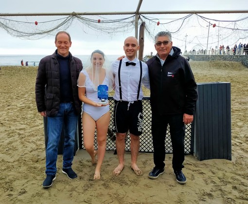 Andora, si tuffano in mare e annunciano il loro matrimonio: Claudia e Jacopo vincono il cimento 2023 (FOTO) Andora, si tuffano in mare e annunciano il loro matrimonio: Claudia e Jacopo vincono il cimento 2023 (FOTO)