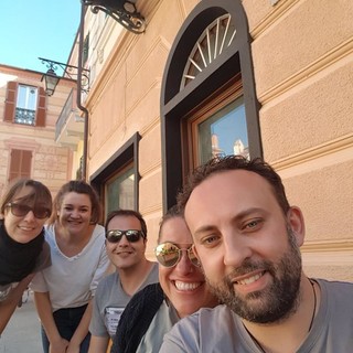 Giovani e anziani, balli e musica “trap”: il Centro Kaleidos scende in piazza a Borghetto per festeggiare i 20 anni