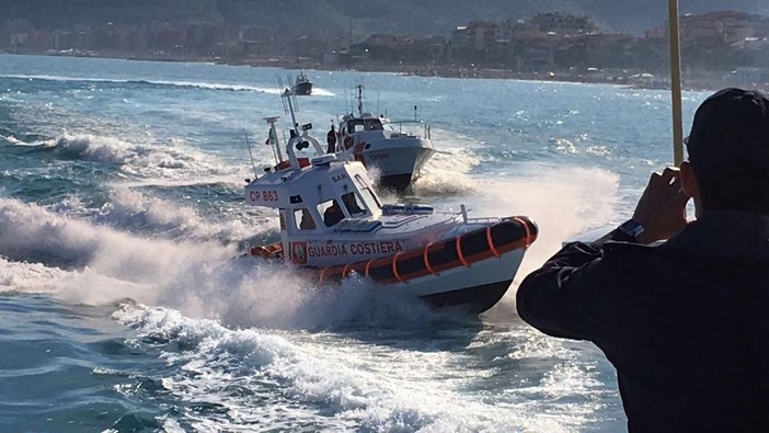 Avaria al motore e fumo dalla sala macchine: la Guardia Costiera soccorre imbarcazione al largo di Andora