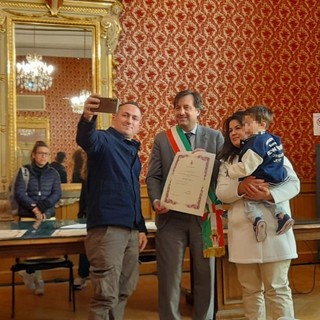 Russo consegna la cittadinanza onoraria ai bambini nati a Savona da genitori stranieri (FOTO e VIDEO)