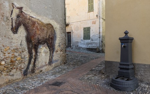 Borgio, rimosso "Il cavallo di Magno" dal percorso "I muri raccontano". L'amarezza del sindaco Dacquino: "Nessuna attenzione al rispetto dell'opera" Borgio, rimosso "Il cavallo di Magno" dal percorso "I muri raccontano". L'amarezza del sindaco Dacquino: "Nessuna attenzione al rispetto dell'opera"