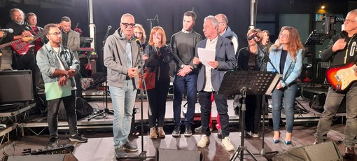 Savona, un premio per Simone che ha salvato la compagna di classe in arresto cardiaco Savona, un premio per Simone che ha salvato la compagna di classe in arresto cardiaco