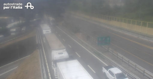 Camion ribaltato sulla A10, chiuso il tratto tra Arenzano e l’allacciamento con l’A26 in direzione Genova