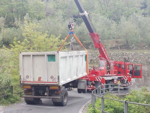 Camion incastrato sulla Provinciale a Giustenice (FOTO)