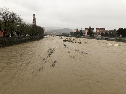 Cairo, frane in località Chiappella e lungo la strada dei Pastoni. Allagato il piano interrato dell'ITIS. Due famiglie evacuate